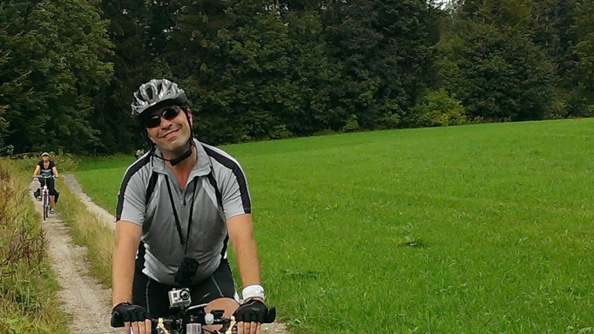 Luis Mandel viajando en bicicleta