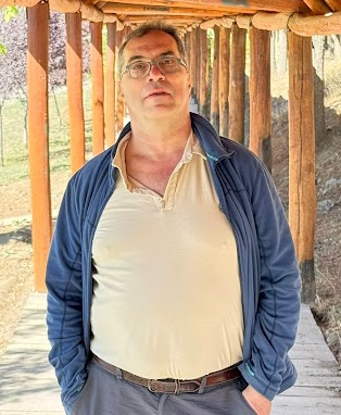 Luis Mandel en un corredor de madera